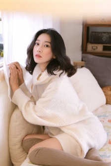 女人趴下脱了内裤光着打屁股